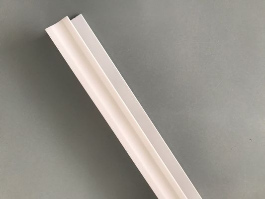 ملحقات PVC لتثبيت ألواح pvc البيضاء ملف PVC U الطابعة اللامعة البلاستيكية U القناة المقاومة للماء الحماية من الأشعة فوق البنفسجية