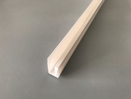 ملحقات PVC لتثبيت ألواح pvc البيضاء ملف PVC U الطابعة اللامعة البلاستيكية U القناة المقاومة للماء الحماية من الأشعة فوق البنفسجية